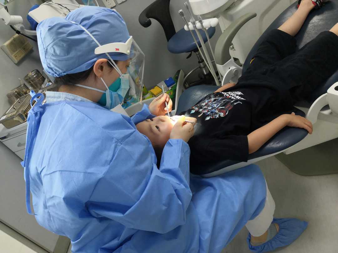 六岁儿童换牙时要拔牙的最佳时间,5岁孩子换牙乳牙松动不掉