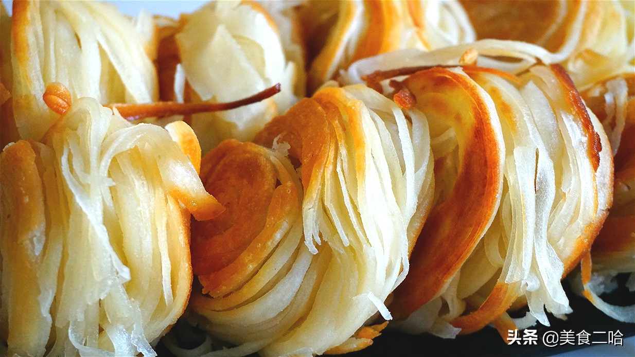 这个饼的神奇之处在于不用油,饼柔软筋道又多层超级好吃