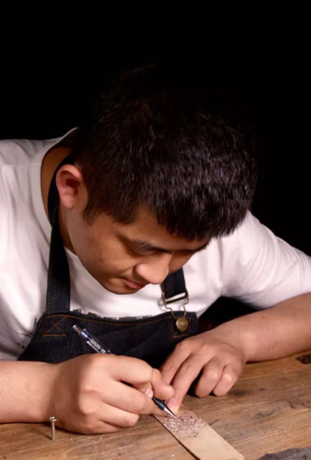 镜头下展示银饰的精美诞生，95后小伙在抖音电商找到人生新方向