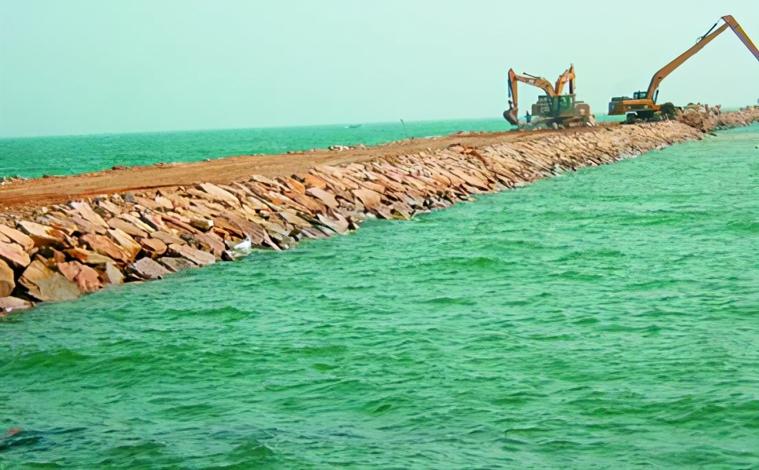 长8公里，能填平32座小山，为何费力修建的“小岛”却堆满石块？