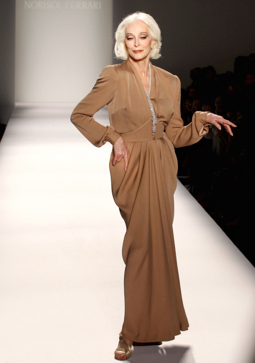 92岁银发超模图片,世界上最老超模97岁开始大红大紫