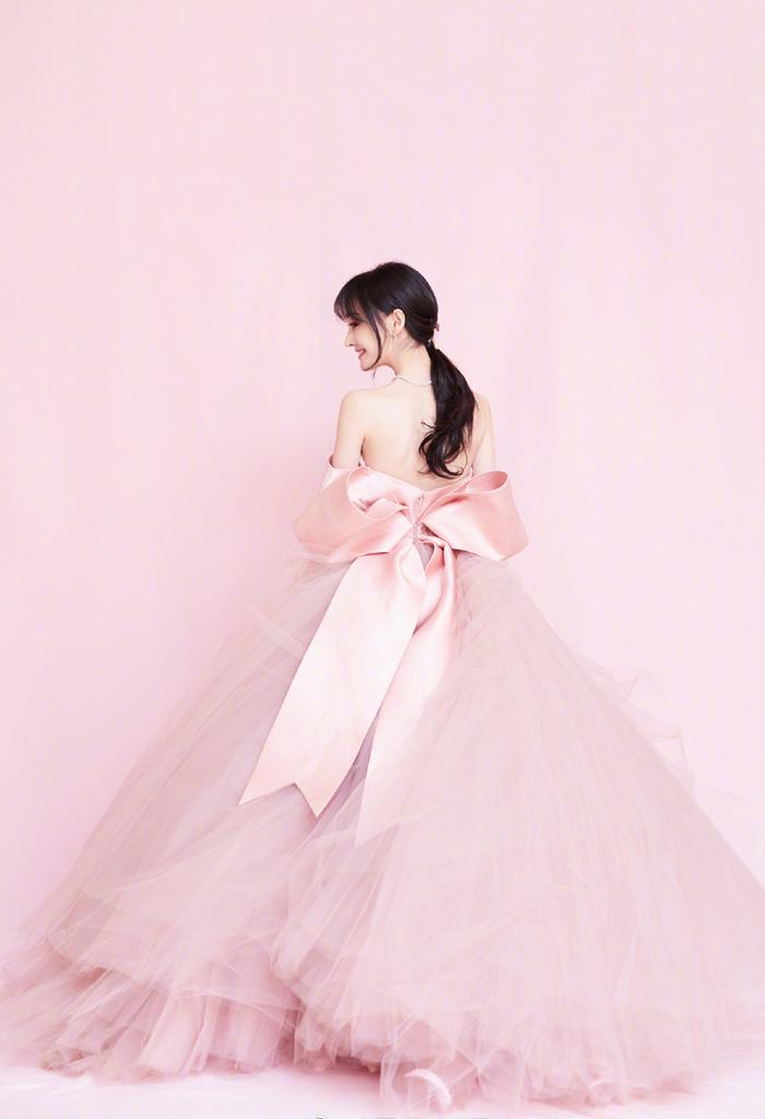 给你的衣服扎个“蝴蝶结”吧！气质甜美减龄，郑爽李沁也爱这么做