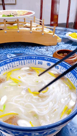 过桥米线汤底的简易做法,过桥米线汤底是什么做的