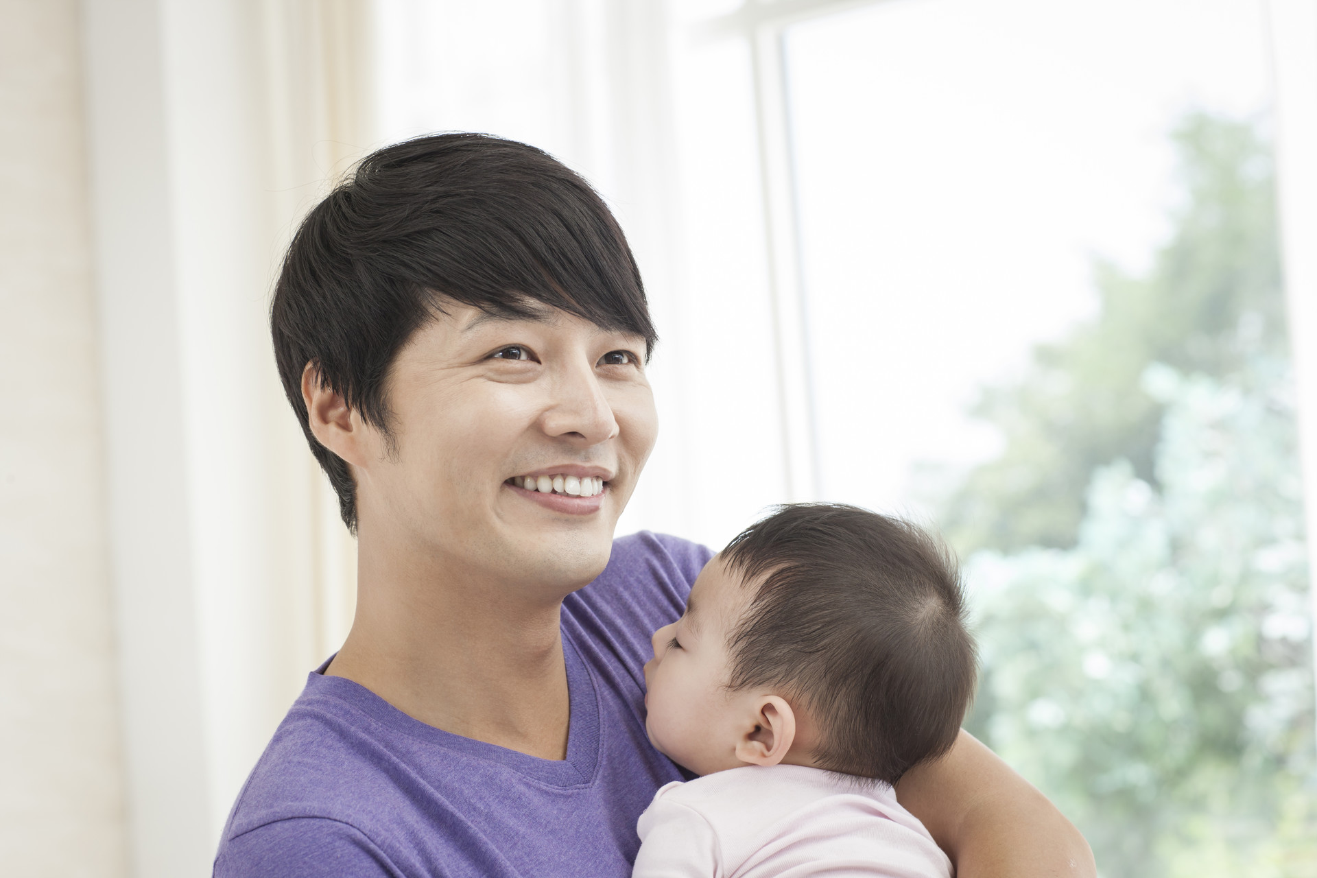 婴儿吃饱了斜着抱,上下摇晃宝宝止哭