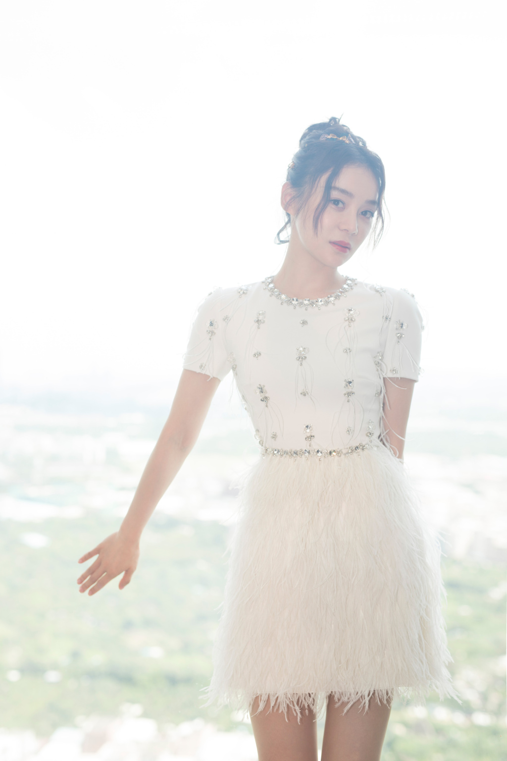 她被誉为“马甲线女王”,穿绿色修身裙甜美可爱,一点不像32岁