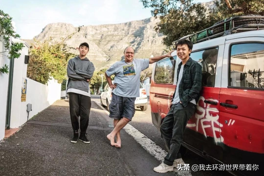 三个人一辆面包车环游世界,3个小伙开面包车