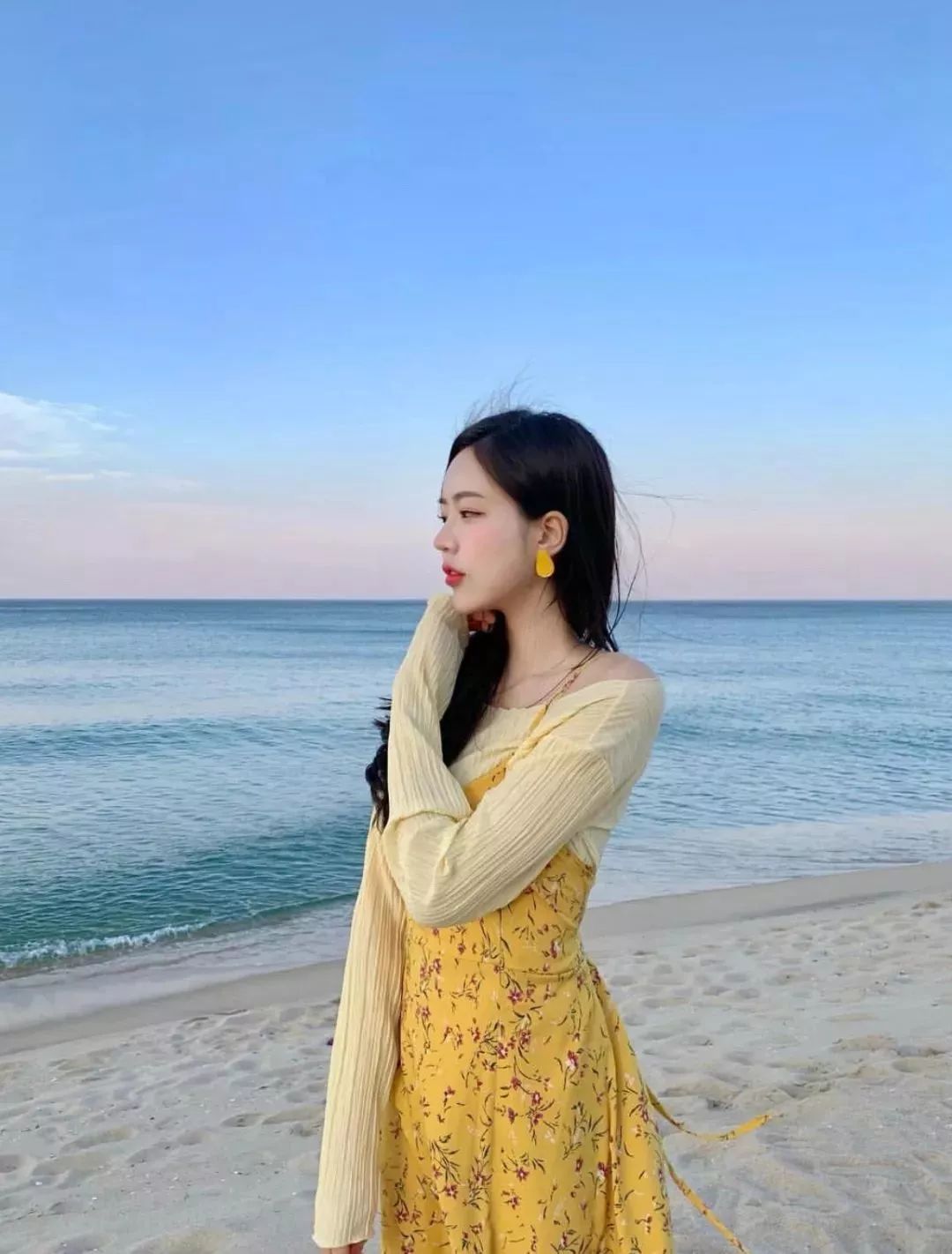 吊带裤穿搭,连体吊带裤怎么搭配才好看