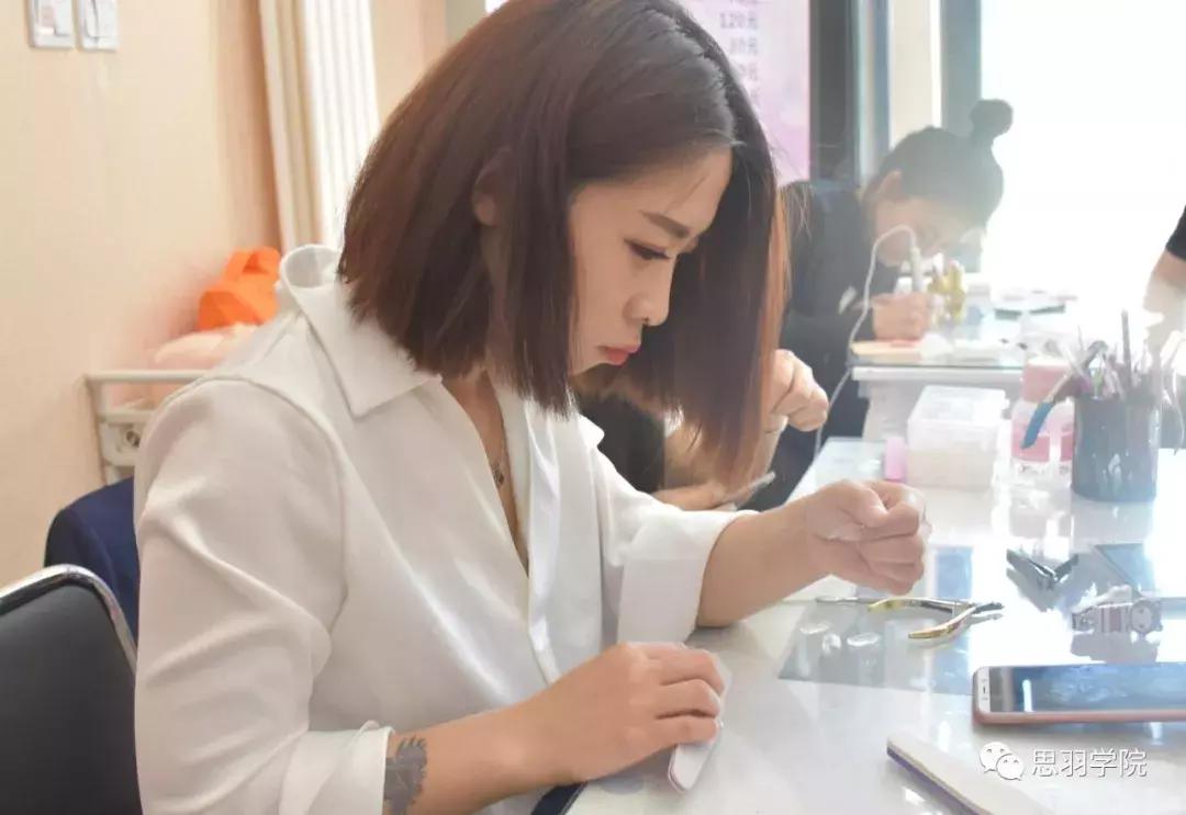 美甲店吸引客户进店,美甲店怎样与顾客沟通