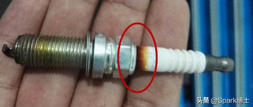 火花塞陶瓷变黄怎么回事,火花塞潮湿发黑怎么回事