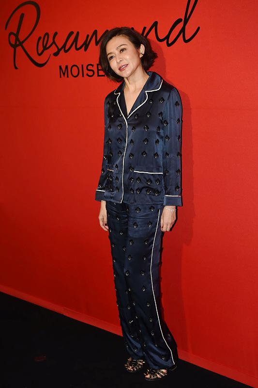 关之琳以往的穿搭也是很时尚的,关之琳穿印花裙美的张扬