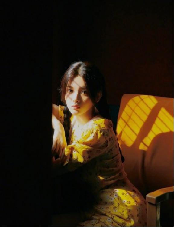 鞠婧祎荷叶边领泡泡袖短款上衣,有一种减龄叫鞠婧祎穿格子衣服