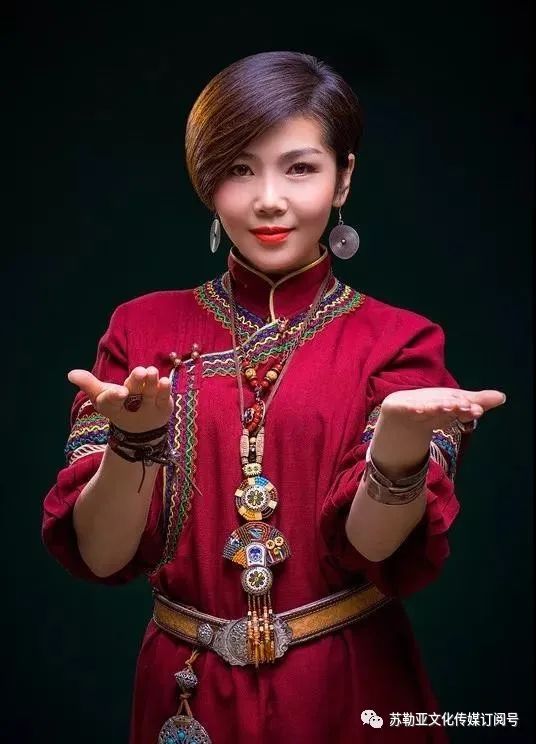 草原上有朵“疯狂的花”——记草原新派歌手苏勒亚其其格