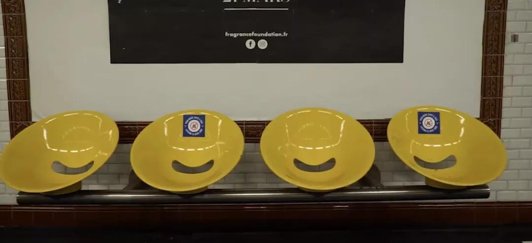 在贴满了一百万张贴纸之后，我快不认识巴黎地铁了…