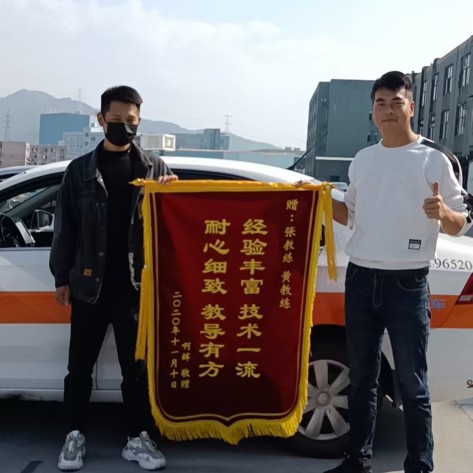 一个驾校教练一般工资多少,驾校教练一般一个人赚多少钱