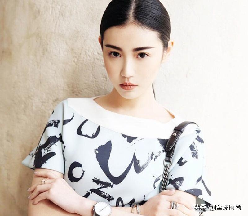 模特中国风妆容端庄大气,古典中国风水墨服装走秀