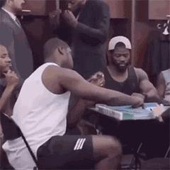 新郎抱不起老婆的搞笑视频,新郎抱不动新娘怎么化解尴尬