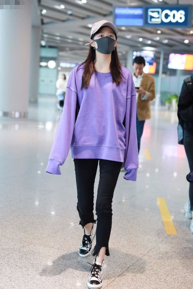 满大街都是黑白熊猫鞋,现在不流行小白鞋了吗