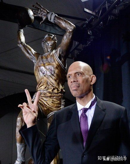 斯台普斯球馆雕像,斯台普斯中心门前的雕像