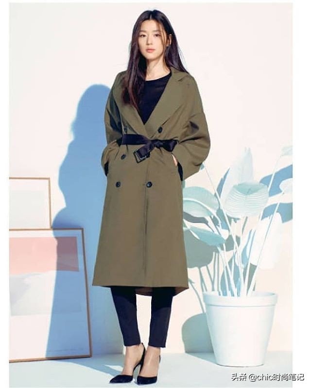 气质女王全智贤,条纹毛衣搭配卡其半裙,美翻了