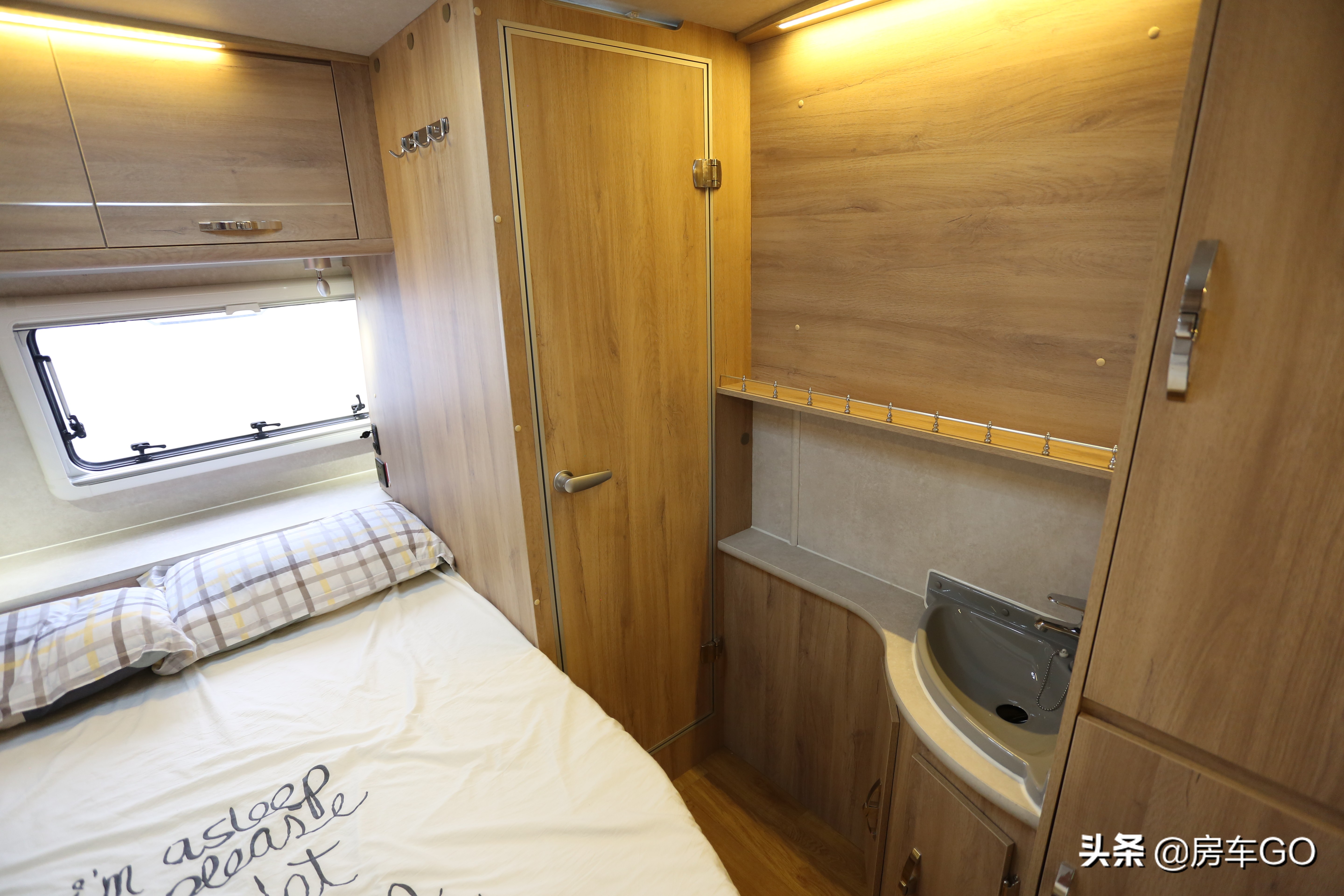 可以上蓝牌的拖挂房车,能住三人小型拖挂房车