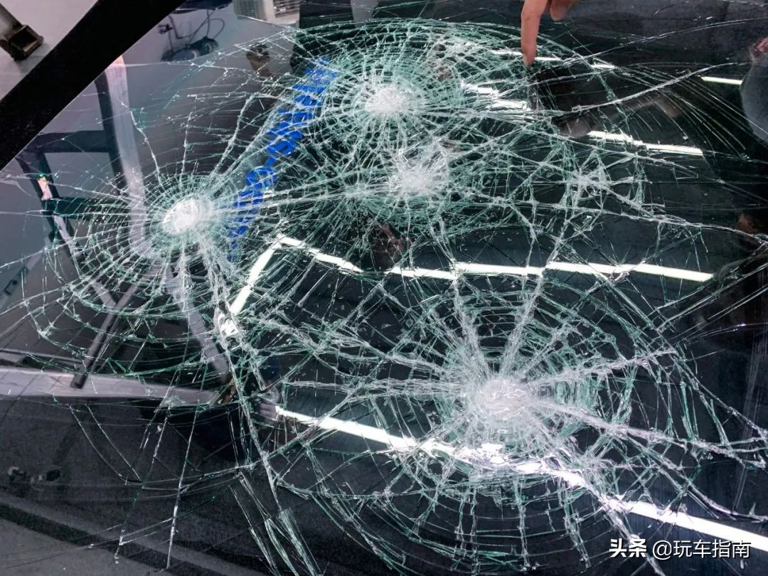 风挡玻璃又破裂？实测日本玻璃盾，石子80km/h撞击都没事？