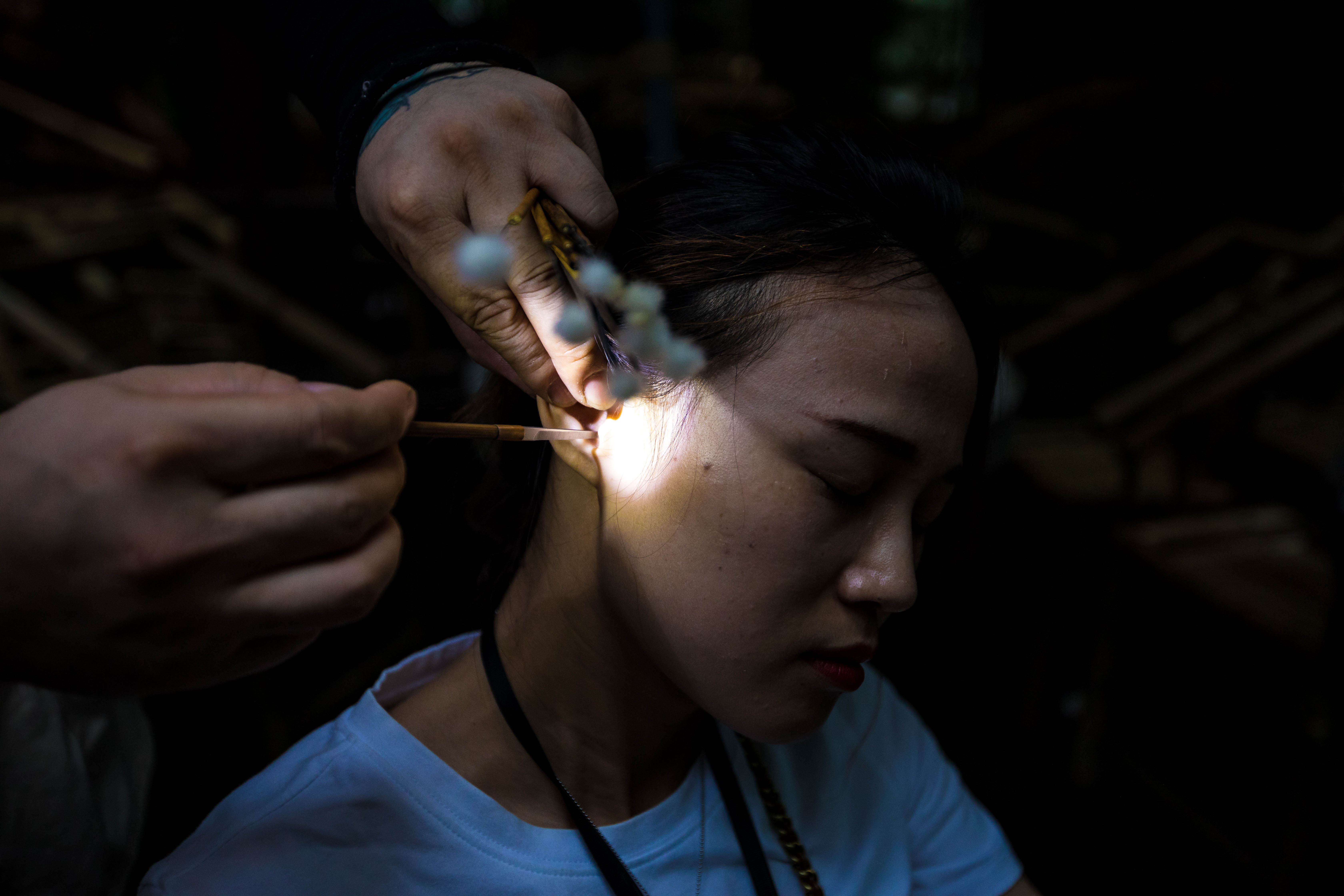 掏耳成都体验视频,成都掏耳朵真的假的