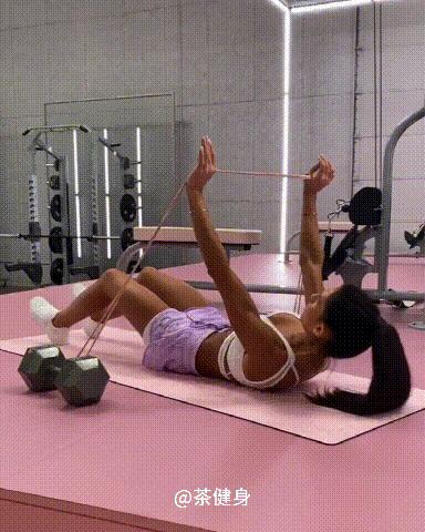 腹部的赘肉已经逃出腰带束缚，4个动作帮你紧致腰腹，雕塑马甲线