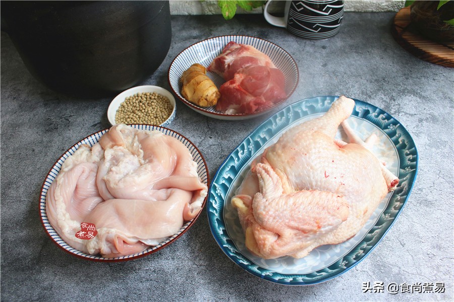 老妈炖的猪肚很好吃,老妈在做猪肚鸡