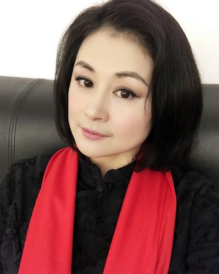 于月仙告别仪式赵本山去现场了吗,于月仙参加赵忠祥葬礼的穿着