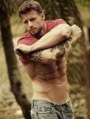 谁敢在我举哑铃时讲笑话,我见一次打一次