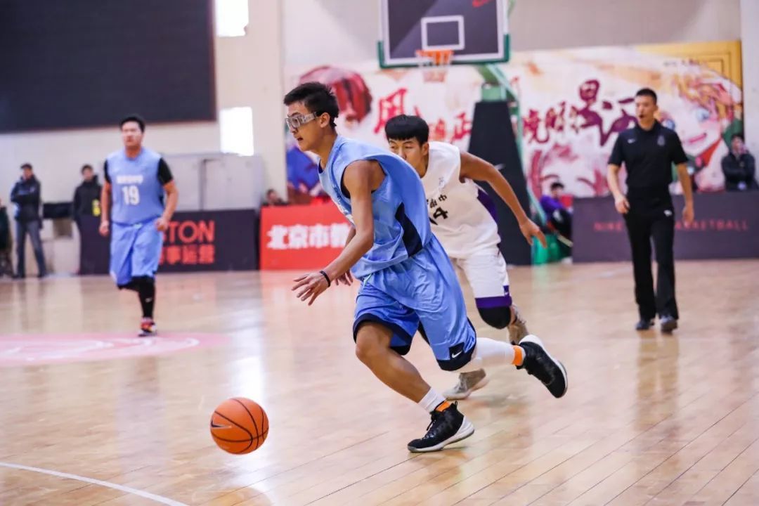 新·十六强齐亮相高中赛场惊现*力暴**隔扣丨18-19耐克高中联赛