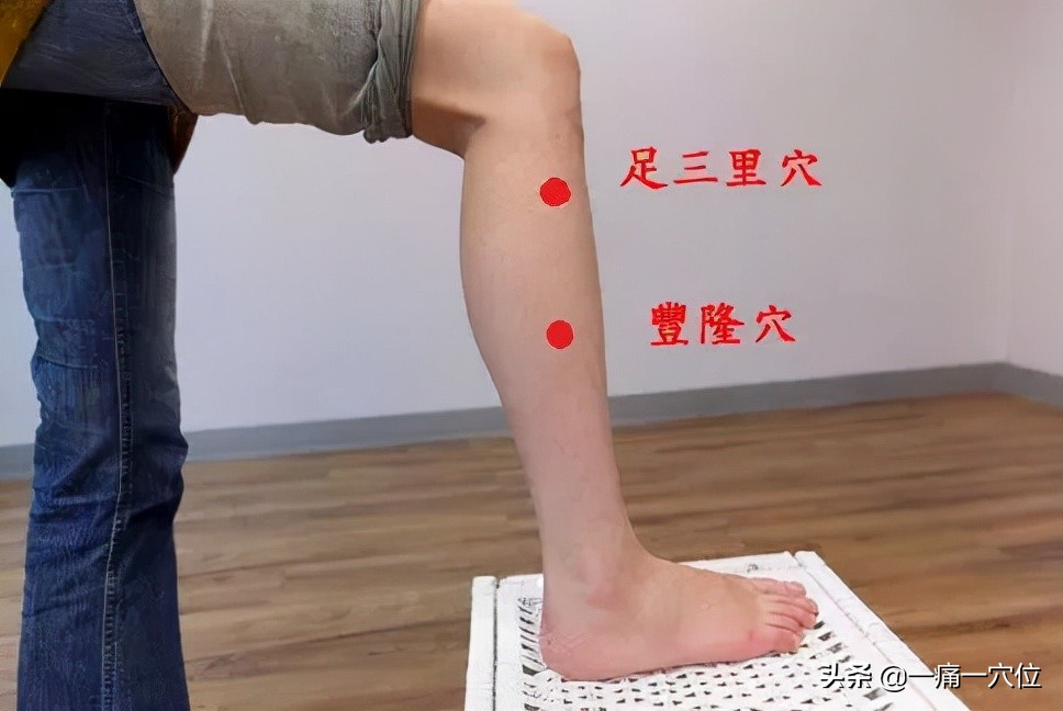 颈椎突出，手胀了怎么办？教你中医几个穴位调理，早看早受益