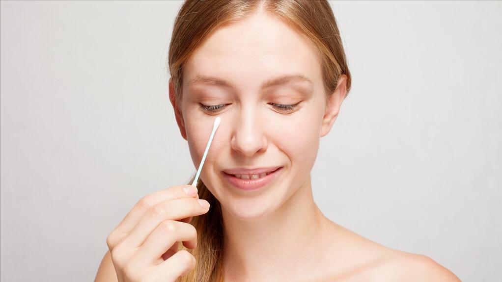 眼睛进异物了揉眼睛会怎么样,眼里进异物了怎么快速弄出来