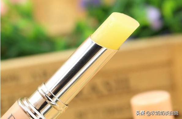 舔一舔：女子变烈焰红唇？白癜风在嘴巴上来回跳跃