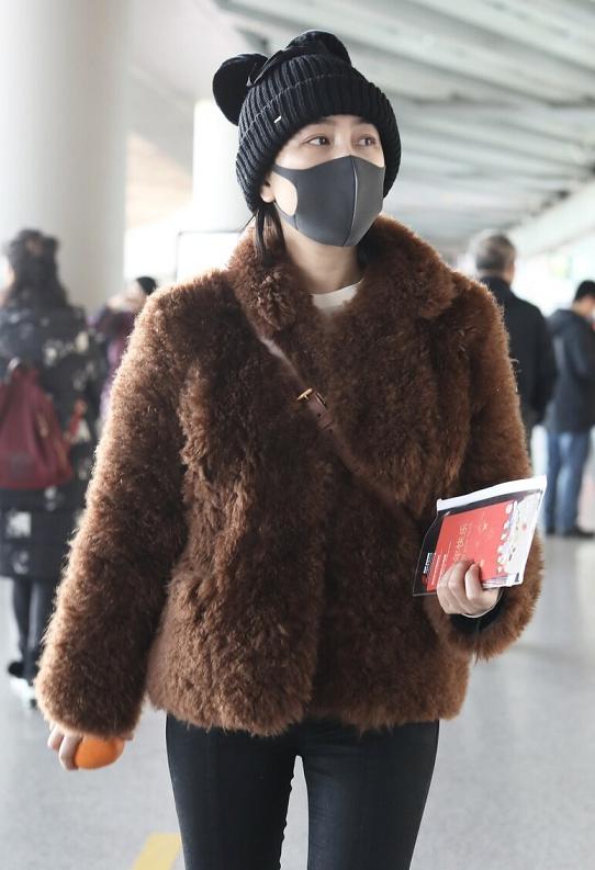 今年流行羊羔绒外套温暖又时髦,今年流行的羊羔外套