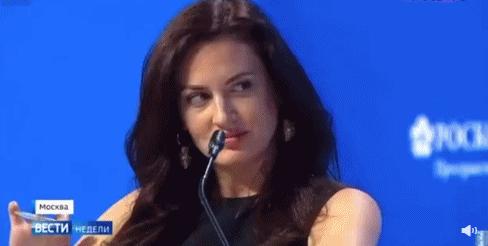 美国女记者*诱色**普京：超短裙、大白腿，撩头发、抛媚眼、舔嘴唇