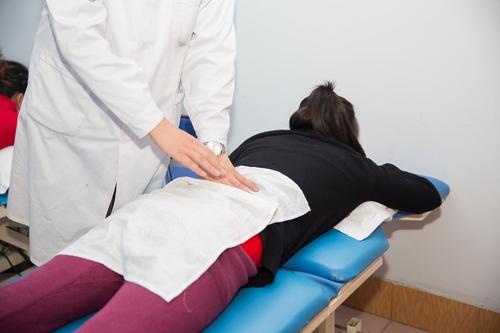 腰肌劳损腰部僵硬发紧是怎么回事,腰背发紧是强直还是腰肌劳损