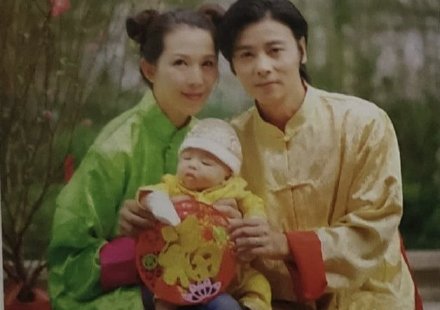 蔡少芬张晋全家福上热搜,三胎儿子“唐装”出镜,年味儿十足