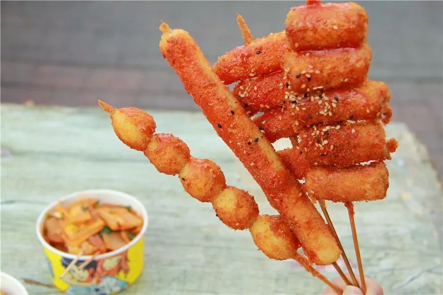 摆摊卖小吃的90后小伙,90后小伙摆摊2小时出单20个