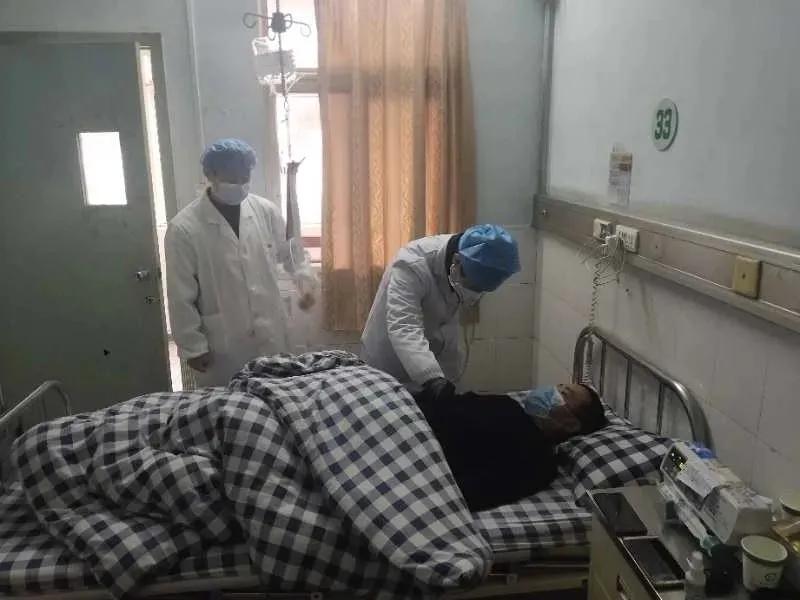 疫情男子卖假口罩被警察抓,贩卖口罩违法犯罪