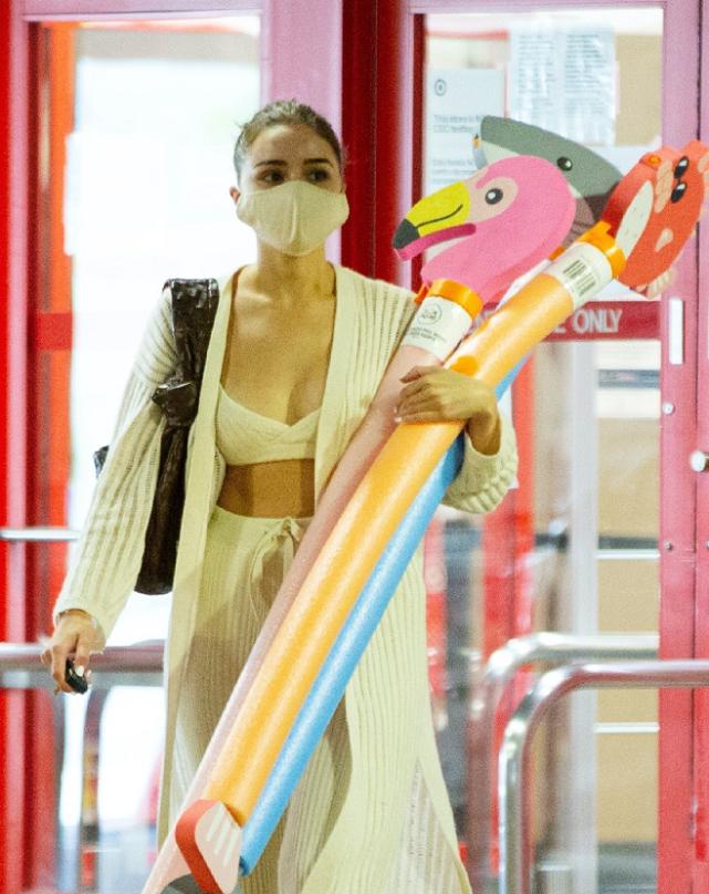 奥莉维亚·库尔普身穿长款条纹雪纺开衫,轻盈飘逸,仙气十足