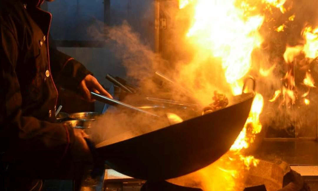 为什么炒菜要热锅冷油,热锅凉油还是粘锅