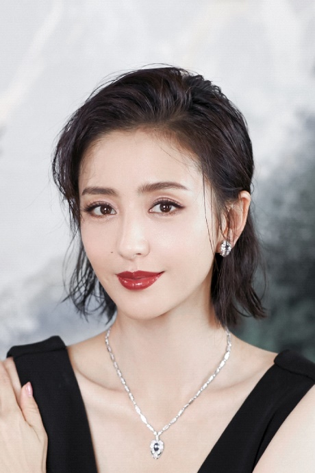 2021最洋气锁骨烫齐肩发适合小脸,奔四的女人短发型