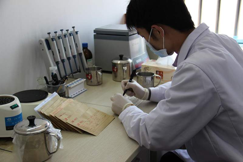 儿子太帅疑不是亲子鉴定真相,儿子太帅不像亲生亲子鉴定四次