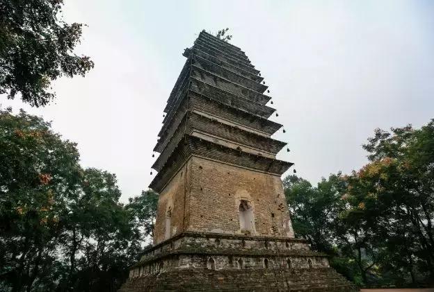 乐山大佛为何不属于石窟,乐山不止有大佛还有美食