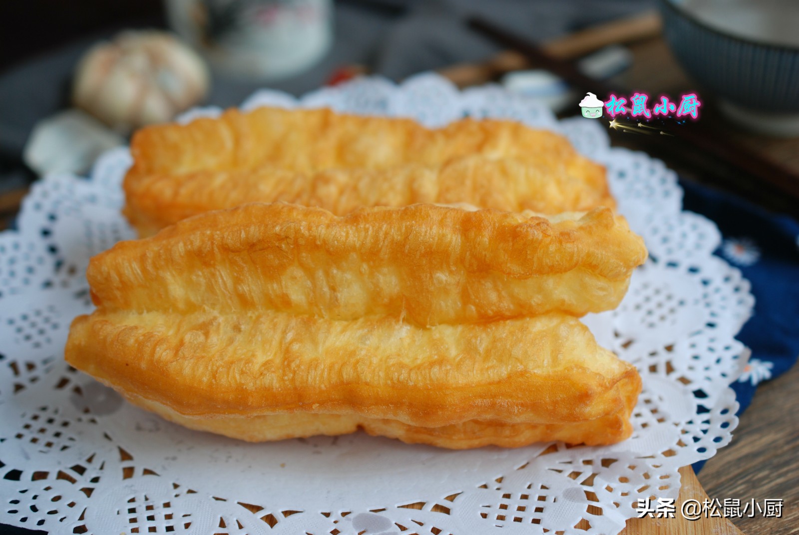 炸油条的家常做法晚上提前揉好面,过年时你吃的油条该怎么做