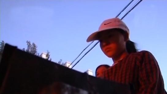 父亲离世母亲改嫁靠小姑摆地摊,父亲离家母亲智障