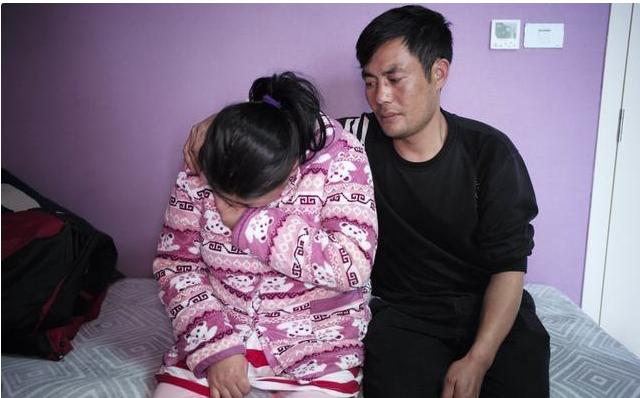 我坐月子，丈夫每晚饭后往外跑，跟踪到一间车库，推开门我愣那了