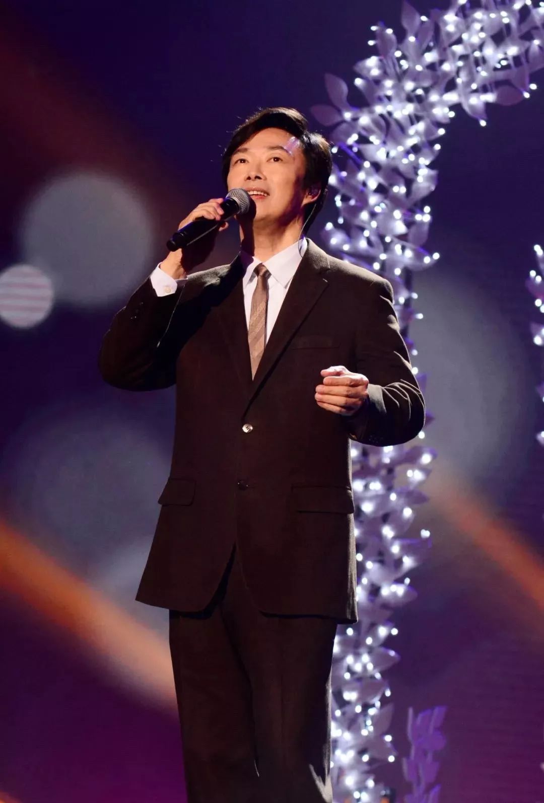 64岁费玉清告别歌坛,现场泪奔,万望珍重