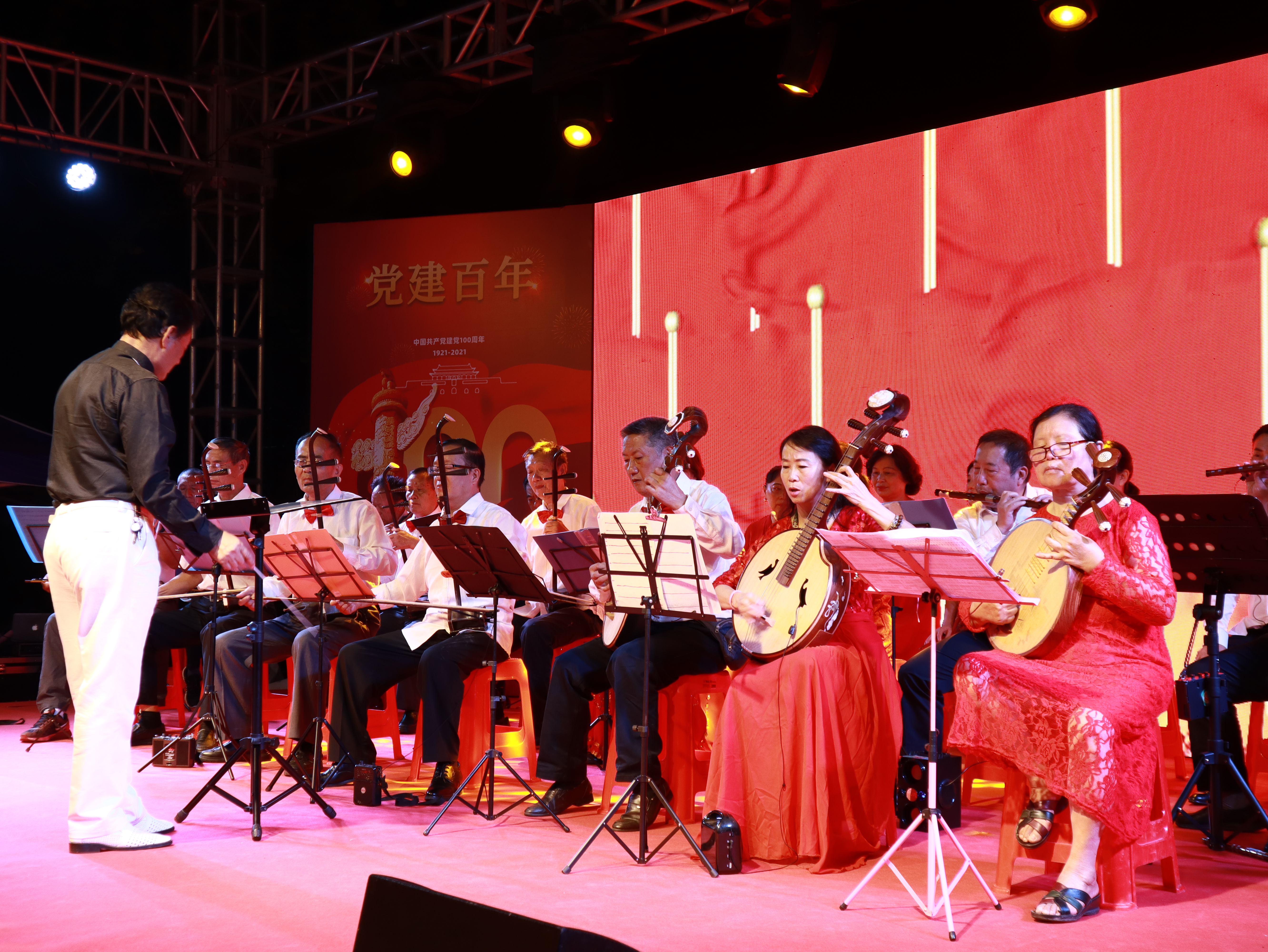 社区居民“全班底”书香花香伴心香——丽都花园社区“*党**建百年丽都风华”活动赢得居民交口称赞